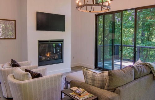 Fairview House | Hot Tub and Fire Pit Cabin in Black Mountain!