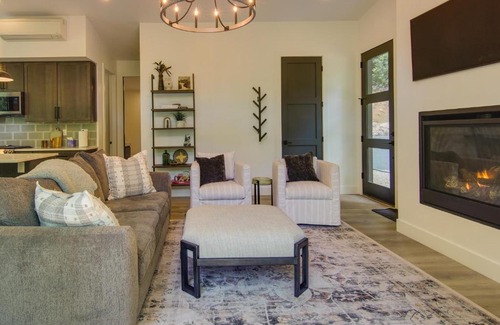 Fairview House | Hot Tub and Fire Pit Cabin in Black Mountain!