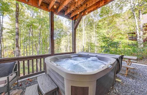 Franklin House | Hot Tub and Fire Pit Getaway Near Nantahala Gorge!