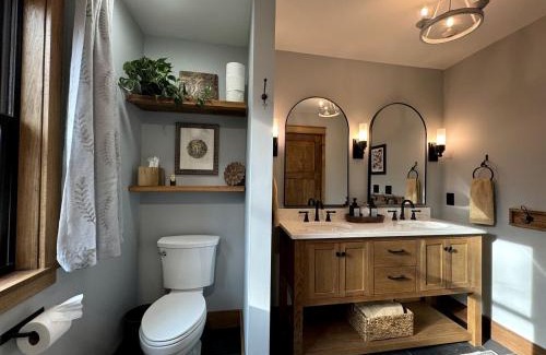 Carbondale House | Hot-tub and Fire Pit Provided Cabin in Carbondale, Illinois
