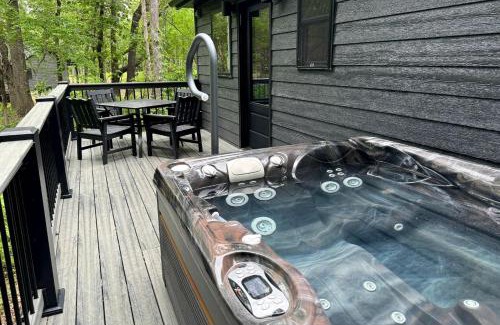 Carbondale House | Hot-tub and Fire Pit Provided Cabin in Carbondale, Illinois