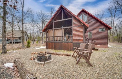 Hochatown Apartment | Hot Tub and Fire Pit Broken Bow Honeymoon Cabin