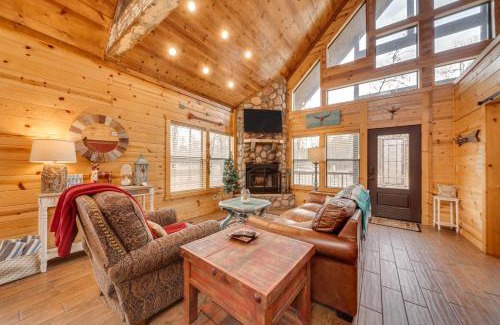 Hochatown Apartment | Hot Tub and Fire Pit Broken Bow Honeymoon Cabin