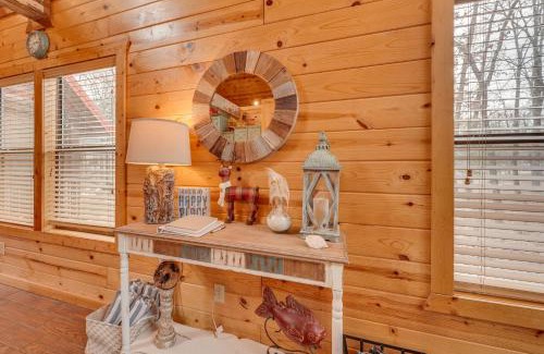 Hochatown Apartment | Hot Tub and Fire Pit Broken Bow Honeymoon Cabin