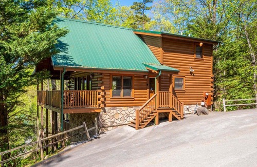 Black Bear Falls House | Hot Tub and Game Room Log Cabin 2 Mi to Ripleys!