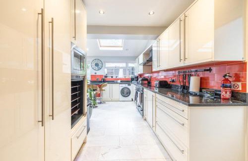 Acresford Apartment | Hot Tub and Garden Spacious Unique 3 Bed House