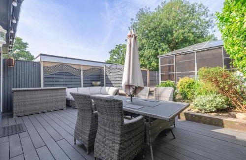 Acresford Apartment | Hot Tub and Garden Spacious Unique 3 Bed House