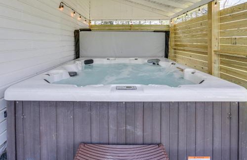 Greentown House | Hot Tub and Lake Access at Poconos Getaway!