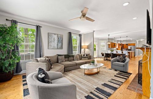 Leicester House | Hot Tub and Mountain Views just 15 min to Downtown Asheville!