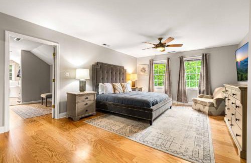 Leicester House | Hot Tub and Mountain Views just 15 min to Downtown Asheville!