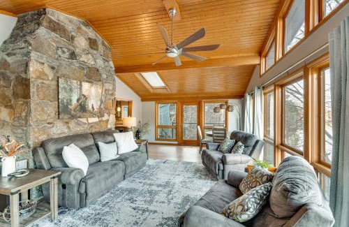 Lake Lure House | Hot Tub and Mtn Views! Rumbling Bald Resort Cabin