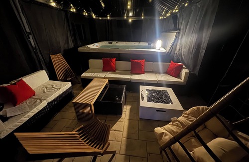 University Hills Apartment | Hot Tub and Pickleball Retreat with a Playground and a Garden