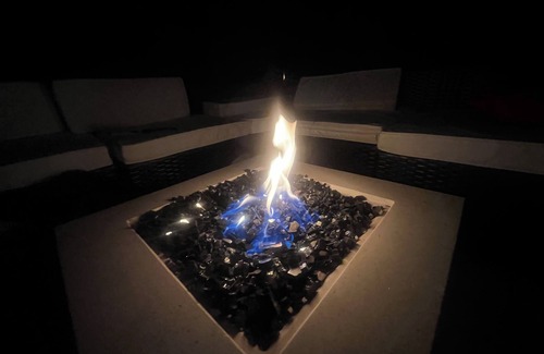 University Hills Apartment | Hot Tub and Pickleball Retreat with a Playground and a Garden