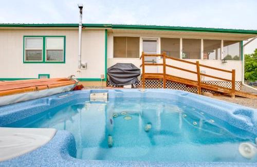 Montrose House | Hot Tub and Screened Porch Getaway in Montrose!