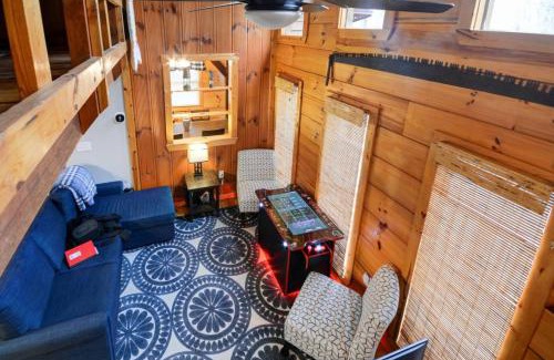 Campton House | Hot Tub Arcade WiFi Whispering Winds RRG