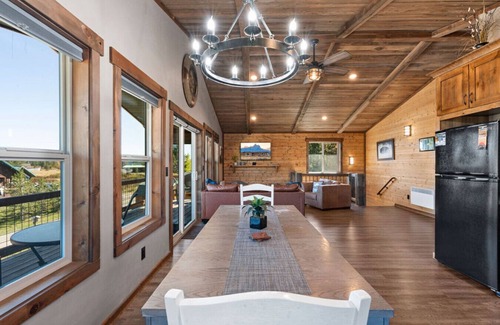 Island Park House | Hot Tub! Arcades! Fooz & Ping pong! 30 min 2 YSNP!