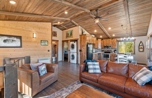 Island Park House | Hot Tub! Arcades! Fooz & Ping pong! 30 min 2 YSNP!