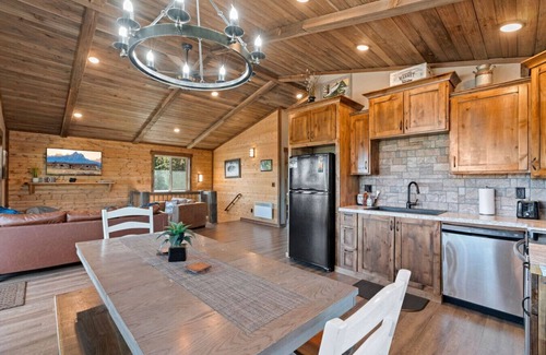 Island Park House | Hot Tub! Arcades! Fooz & Ping pong! 30 min 2 YSNP!