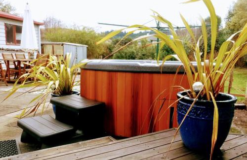 Geraldine Villa | Hot Tub at Pukeko Cottage
