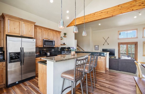 Wildernest House | Hot Tub. Awesome Views. Close to ski areas. Garage. Fully Stocked Kitchen.