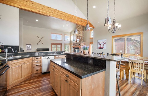 Wildernest House | Hot Tub. Awesome Views. Close to ski areas. Garage. Fully Stocked Kitchen.