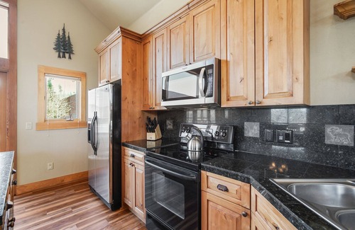 Wildernest House | Hot Tub. Awesome Views. Close to ski areas. Garage. Fully Stocked Kitchen.