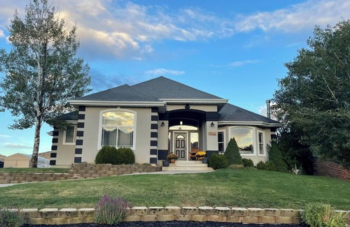 Mountain Green House | Hot tub, BBQ - Closest lodging to Snowbasin!