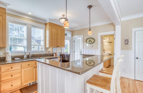 Nelscott House | Hot Tub, BBQ, Media Room, 3 King Tempur-Pedic beds, High End Appliances