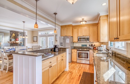 Nelscott House | Hot Tub, BBQ, Media Room, 3 King Tempur-Pedic beds, High End Appliances