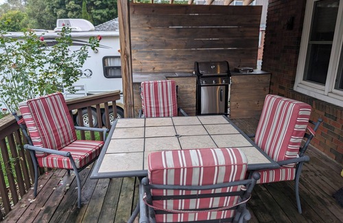 Peterborough House | Hot Tub, BBQ Station, Golf Simulator