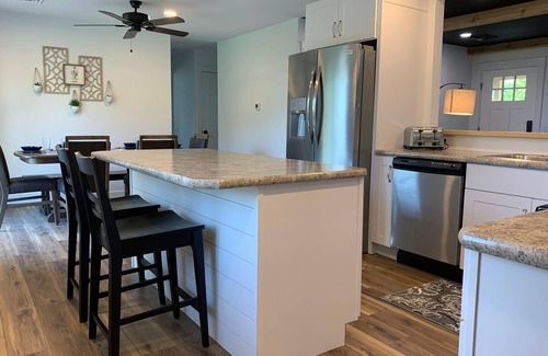 Middlebury House | HOT TUB|Beauitiful Backyard Oasis|Newly Renovated