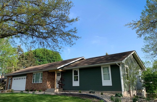 Middlebury House | HOT TUB|Beauitiful Backyard Oasis|Newly Renovated