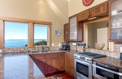 Friday Harbor House | Hot Tub! Beautiful Water View Home! (WVP)