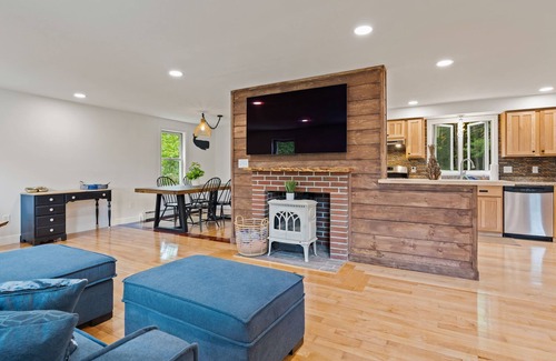 Kennebunk House | Hot tub, big PATIO private yard, fire pit, 1mile to beaches and shops/dining.
