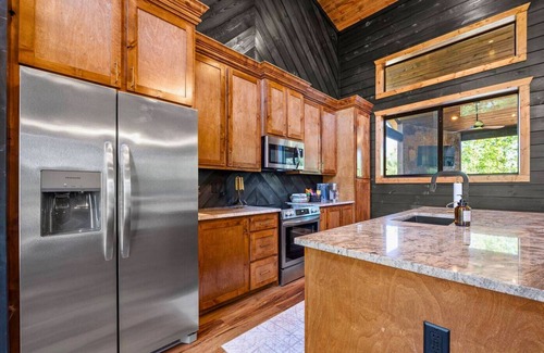 Broken Bow Cabin | Hot Tub | Boat Turnaround | Fire Pit | Gas Grill