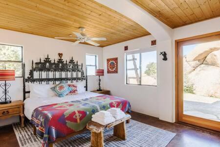 Yucca Valley House | Hot Tub Boulders Art-Infused Adobe- Stella