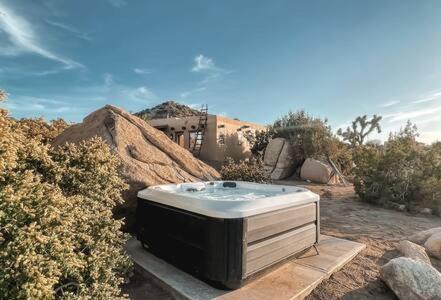 Yucca Valley House | Hot Tub Boulders Art-Infused Adobe- Stella