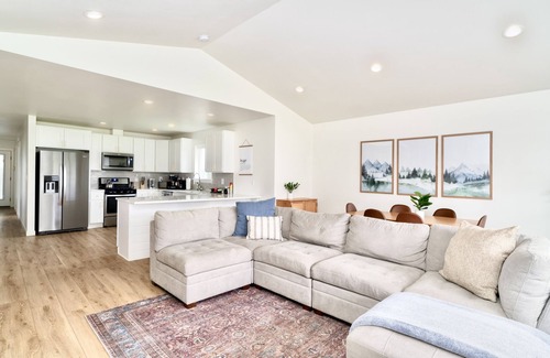 Forks House | Hot Tub, Breakfast, and ideally located near Olympic National Park