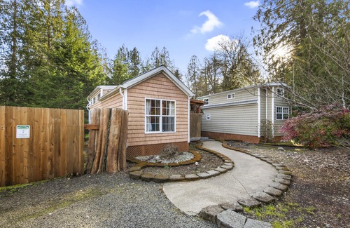 Union Cabin | Hot Tub Cabin #7 with Fire Pit
