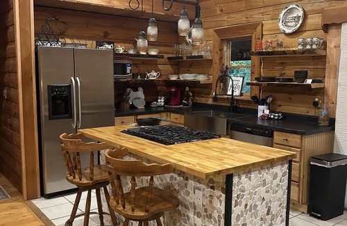 East Peoria Cabin | Hot Tub Cabin by the Bike Trail
