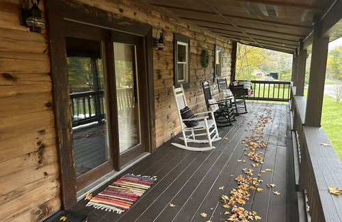 East Peoria Cabin | Hot Tub Cabin by the Bike Trail