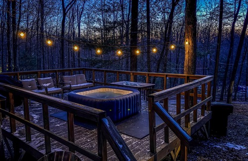 Wellington Cabin | HOT TUB - cabin/cave run near RRG