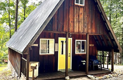 Wellington Cabin | HOT TUB - cabin/cave run near RRG