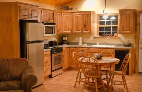 Carbondale Cabin | Hot Tub Cabin- In the Heart of Shawnee Wine Trail