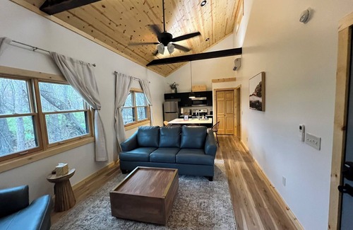 Carbondale Cabin | Hot Tub Cabin- In the Heart of Shawnee Wine Trail