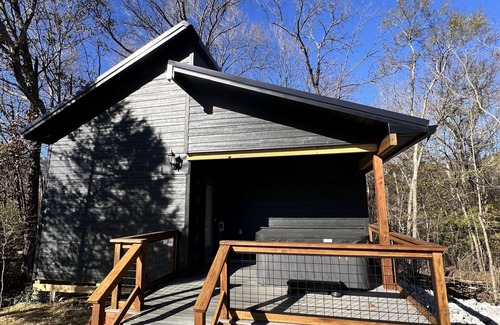 Carbondale Cabin | Hot Tub Cabin- In the Heart of Shawnee Wine Trail