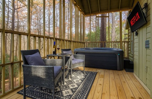 Sautee Nacoochee Cabin | Hot Tub Cabin Near Waterfalls & 6 Mi to Helen