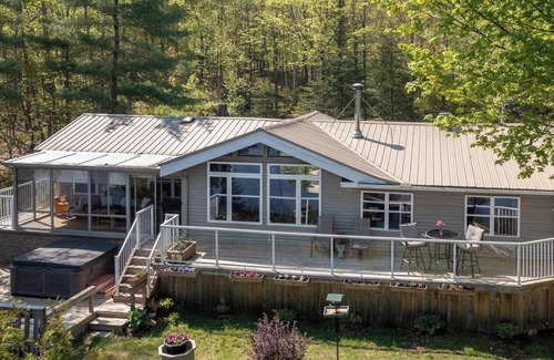 Baysville Cottage | Hot Tub, Canoe, FirePit&Fireplace, WiFi, Dog Friendly, 5 Mins to Baysville