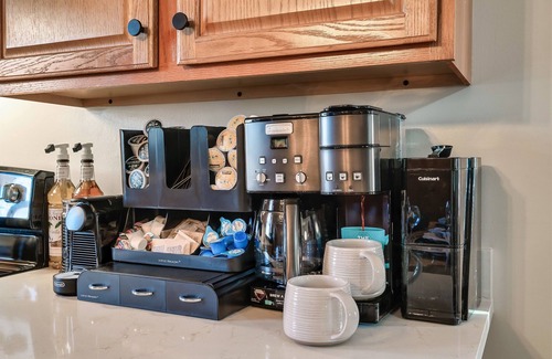 Gatlinburg Cabin | Hot Tub | Coffee Bar | Yard Games | Scenic View
