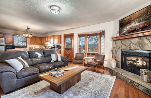 Gatlinburg Cabin | Hot Tub | Coffee Bar | Yard Games | Scenic View
